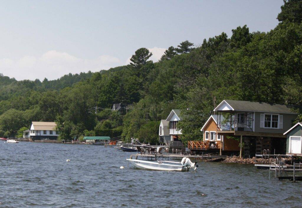 vue d'un chalet sur le lac Massawipi, North Hatley