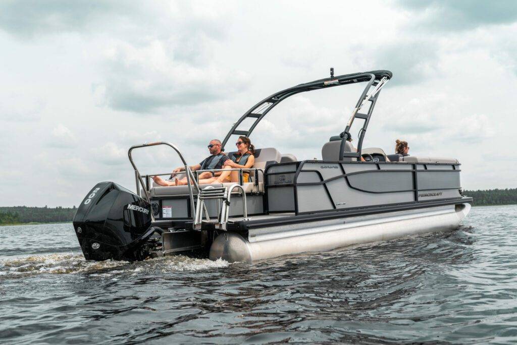 ponton princecraft quorum 25 en action sur l'eau