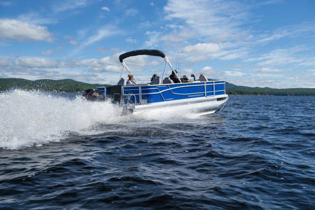 sportfisher 21-4s en action sur un lac