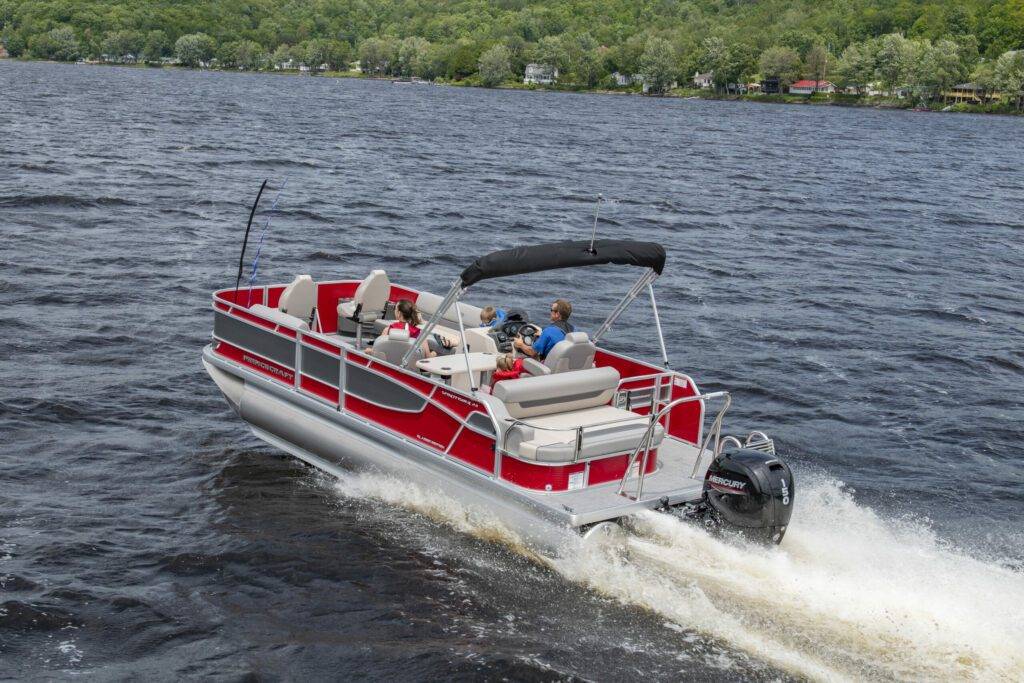 ponton sportfisher 23 en action sur l'eau