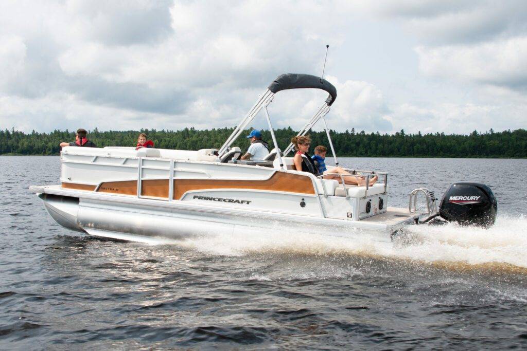 ponton princecraft vectra 25 en action sur l'eau